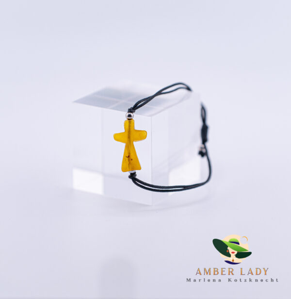 Bracelet with baltic amber.