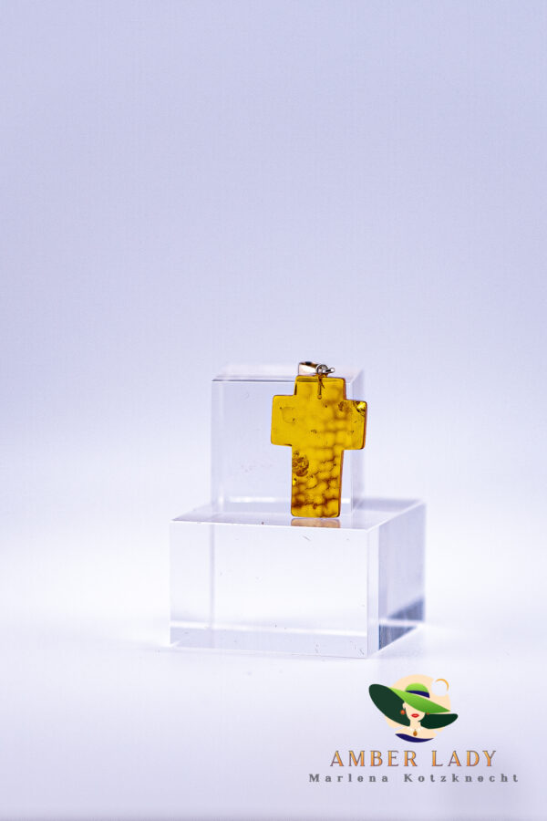 Baltic amber pendant.Total length 4,5 cm.