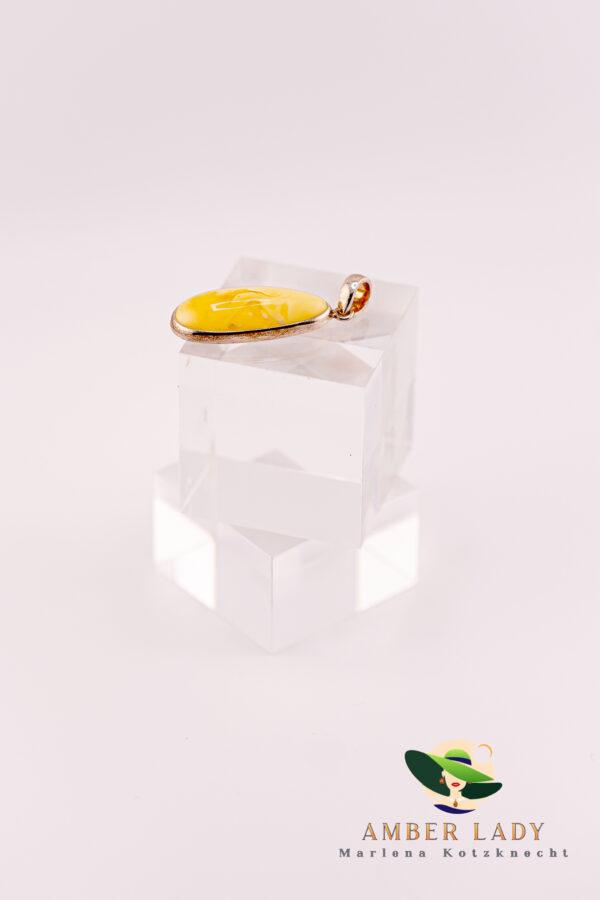 Baltic amber pendant in sterlin silver ,total length 5 cm.