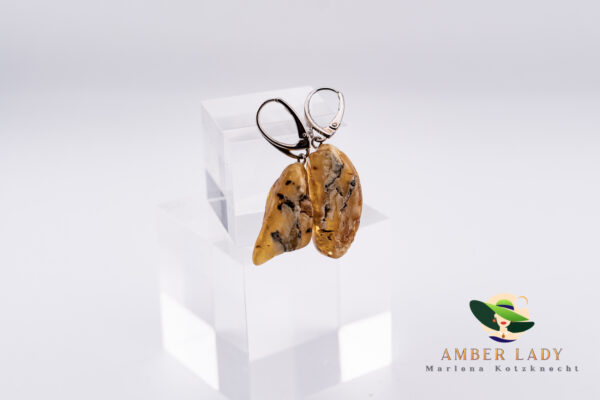 Baltic amber earrings elegance and natural beauty,total length 5cm.