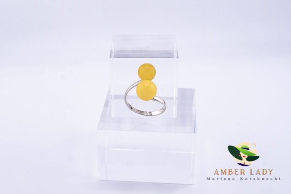 Sterling silver ring with baltic amber.Sunny shade,size 17.